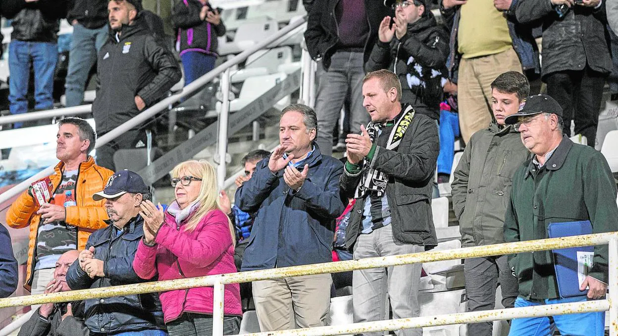 Un grupo de aficionados de tribuna alta despide al equipo con aplausos, al final del partido contra el Talavera, con el lesionado Elady al fondo. 