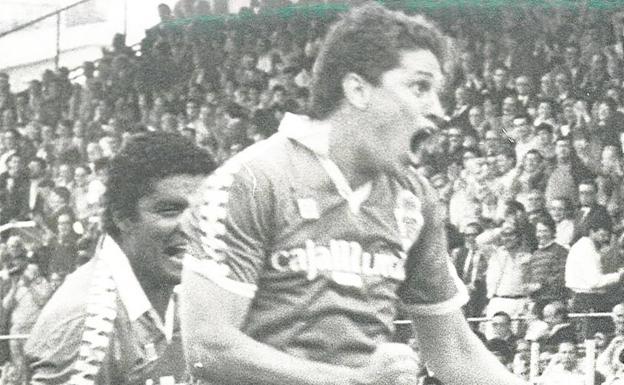 Guina celebra un gol en presencia de Figueroa en un partido de la temporada 1985-86.