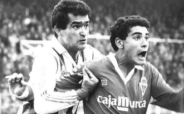 Manolo, con la camiseta grana, defendido por un jugador del Recreativo, el 23 de diciembre de 1985.