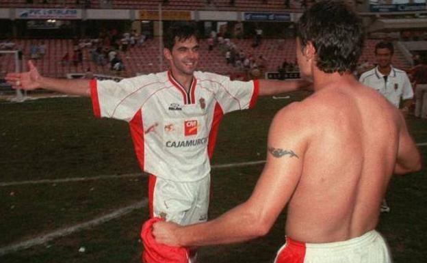 Aguilar celebra el gol del ascenso en Granada en el 2000.