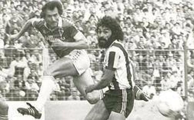 Pepe Vidaña (izq.) se anticipa al paraguayo Felipe Neri en un Real Murcia-Cartagena disputado en La Condomina, en 1986.