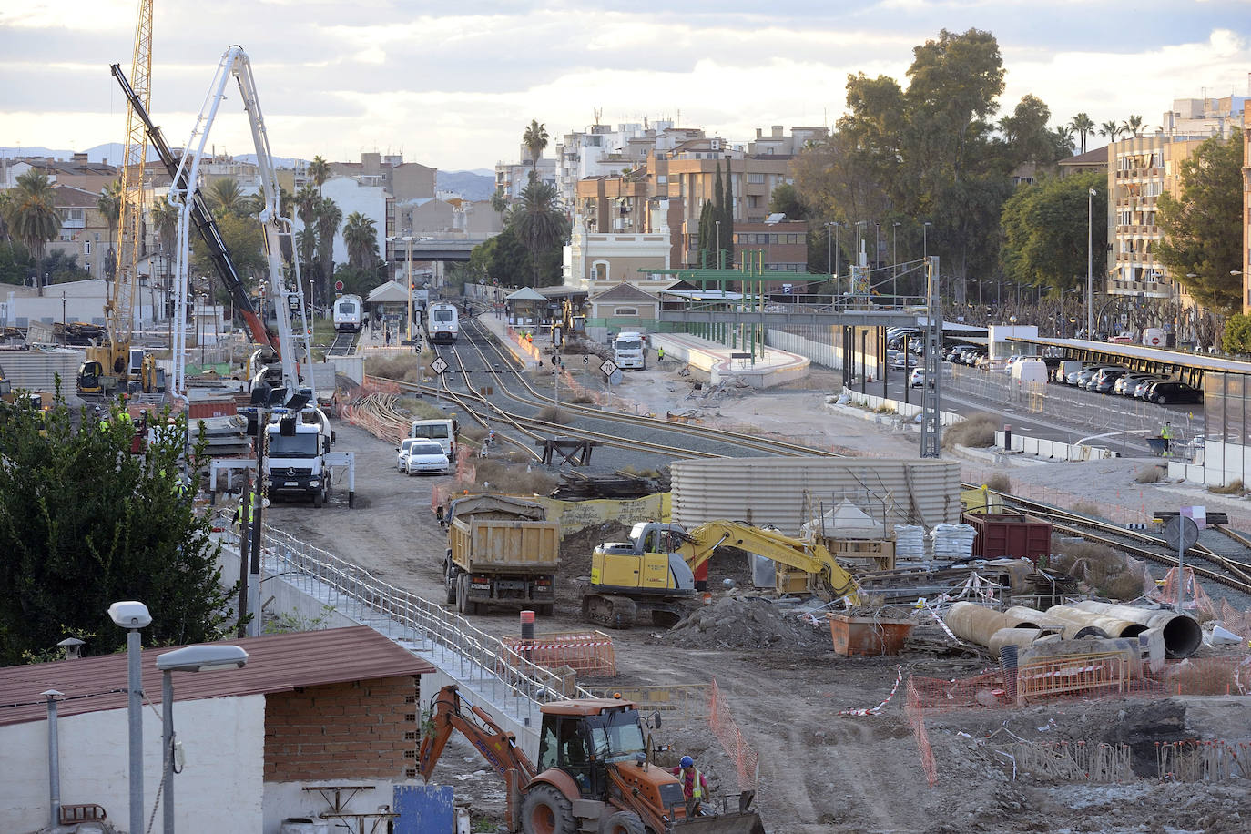 Hace hoy justo ocho meses que el paso a nivel de Santiago el Mayor fue clausurado al tráfico para acometer las obras del soterramiento.