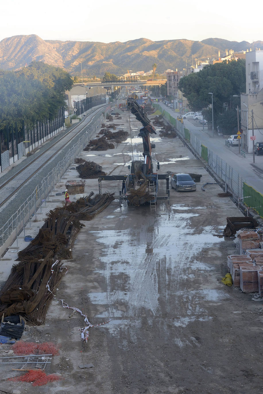 Hace hoy justo ocho meses que el paso a nivel de Santiago el Mayor fue clausurado al tráfico para acometer las obras del soterramiento.