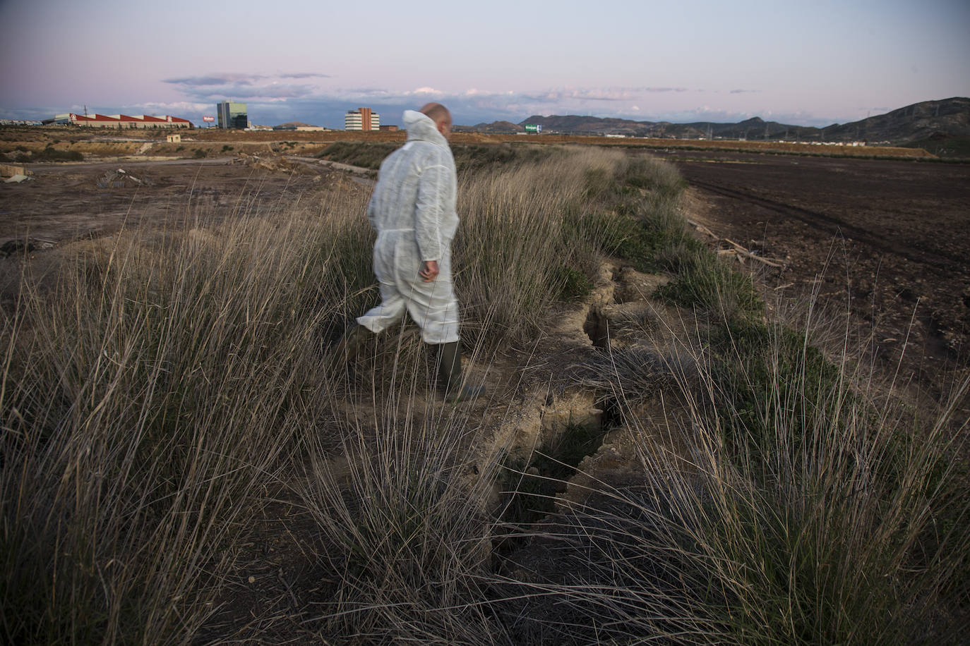 Estudia si la Comunidad ha incurrido en delitos contra el medio ambiente y de prevaricación en la parcela, que sigue sin un plan de descontaminación.