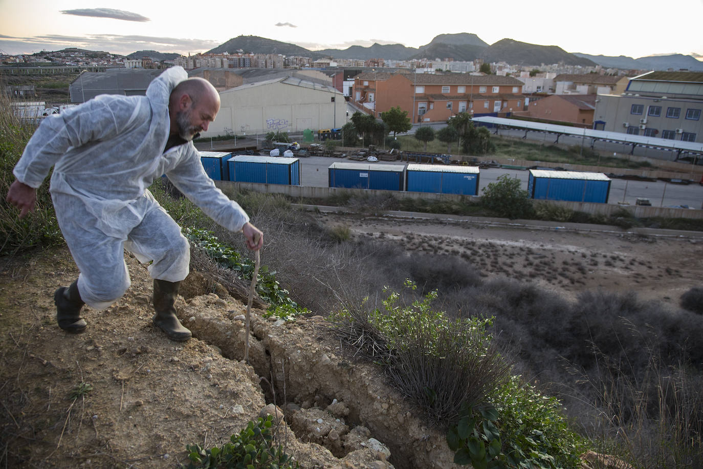 Estudia si la Comunidad ha incurrido en delitos contra el medio ambiente y de prevaricación en la parcela, que sigue sin un plan de descontaminación.