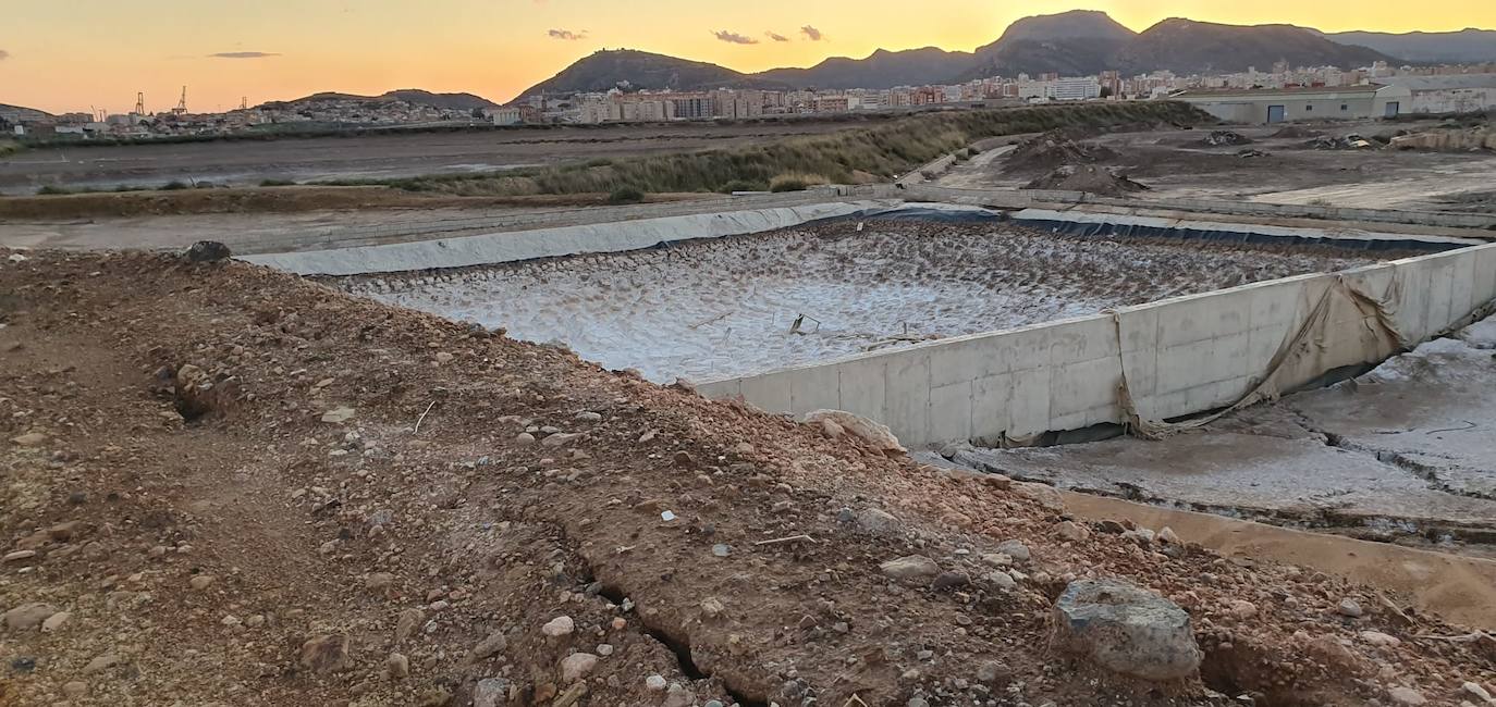 Estudia si la Comunidad ha incurrido en delitos contra el medio ambiente y de prevaricación en la parcela, que sigue sin un plan de descontaminación.