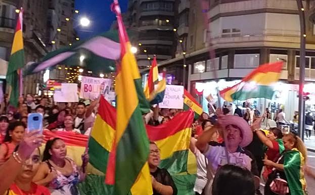 Manifestación en Murcia de la comunidad boliviana a favor de unas nuevas elecciones en el país.