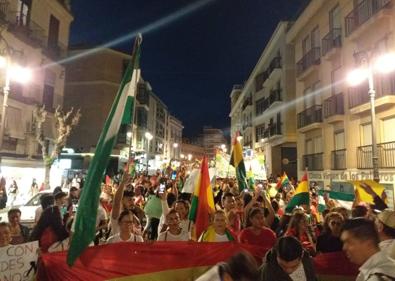 Imagen secundaria 1 - 1. Protesta en Murcia de apoyo a Evo Morales y de denuncia de un «golpe de estado» en Bolivia. | 2. Movilización de signo contrario, a favor de nuevos comicios en el estado andino, a su paso por el barrio del Carmen. | 3. Jaime Francisco Taboada, durante la marcha del 2 de noviembre.
