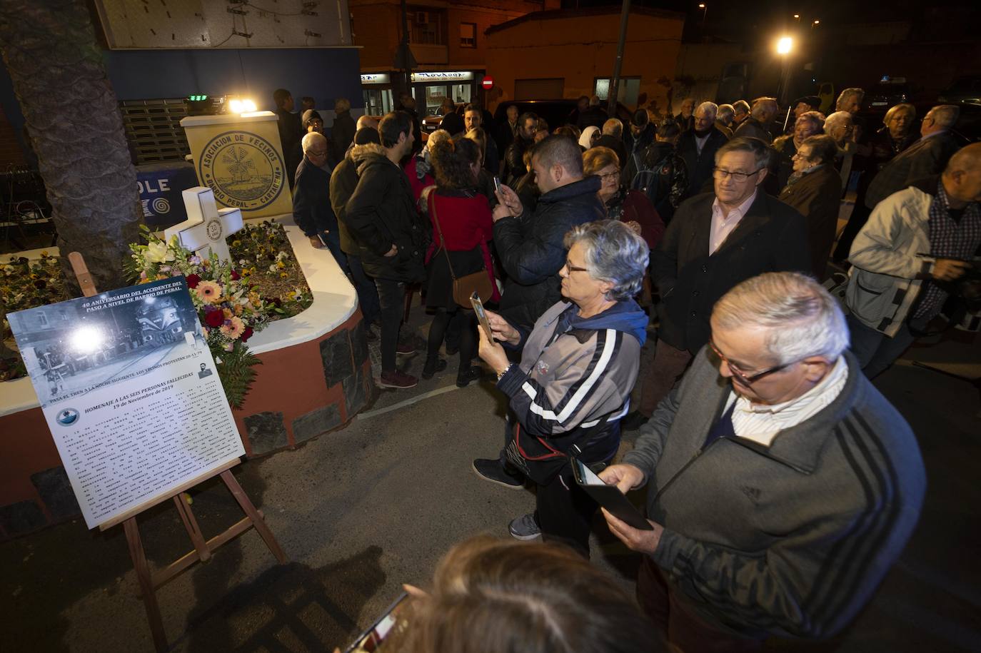 El homenaje a los siete fallecidos en el accidente ferroviario de hace 40 años aviva la lucha vecinal por suprimir los cruces de Pozo Estrecho y de Feve.