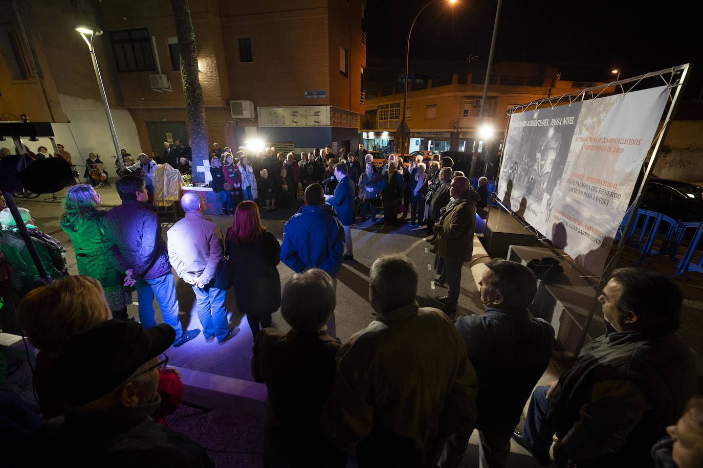 El homenaje a los siete fallecidos en el accidente ferroviario de hace 40 años aviva la lucha vecinal por suprimir los cruces de Pozo Estrecho y de Feve.