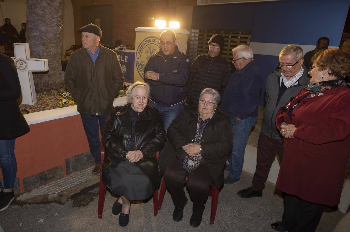 El homenaje a los siete fallecidos en el accidente ferroviario de hace 40 años aviva la lucha vecinal por suprimir los cruces de Pozo Estrecho y de Feve.