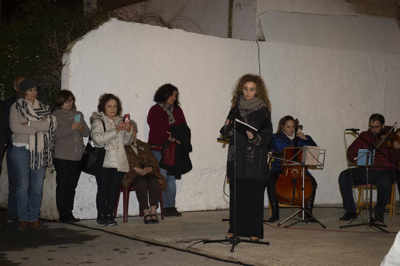 El homenaje a los siete fallecidos en el accidente ferroviario de hace 40 años aviva la lucha vecinal por suprimir los cruces de Pozo Estrecho y de Feve.