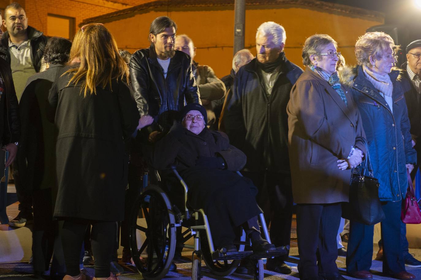 El homenaje a los siete fallecidos en el accidente ferroviario de hace 40 años aviva la lucha vecinal por suprimir los cruces de Pozo Estrecho y de Feve.