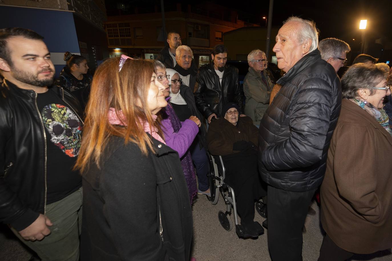 El homenaje a los siete fallecidos en el accidente ferroviario de hace 40 años aviva la lucha vecinal por suprimir los cruces de Pozo Estrecho y de Feve.