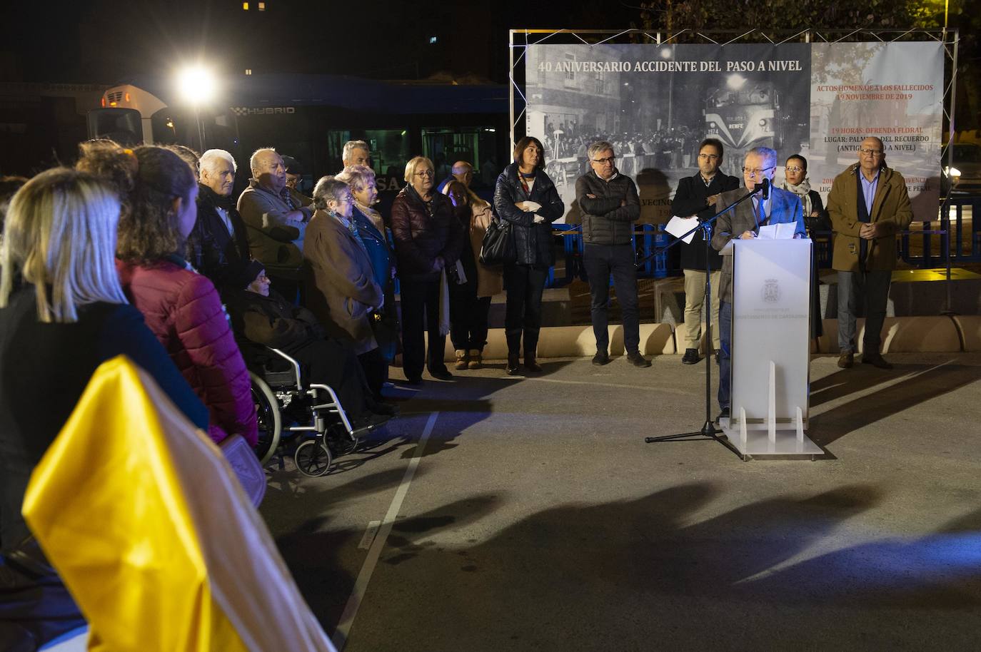 El homenaje a los siete fallecidos en el accidente ferroviario de hace 40 años aviva la lucha vecinal por suprimir los cruces de Pozo Estrecho y de Feve.