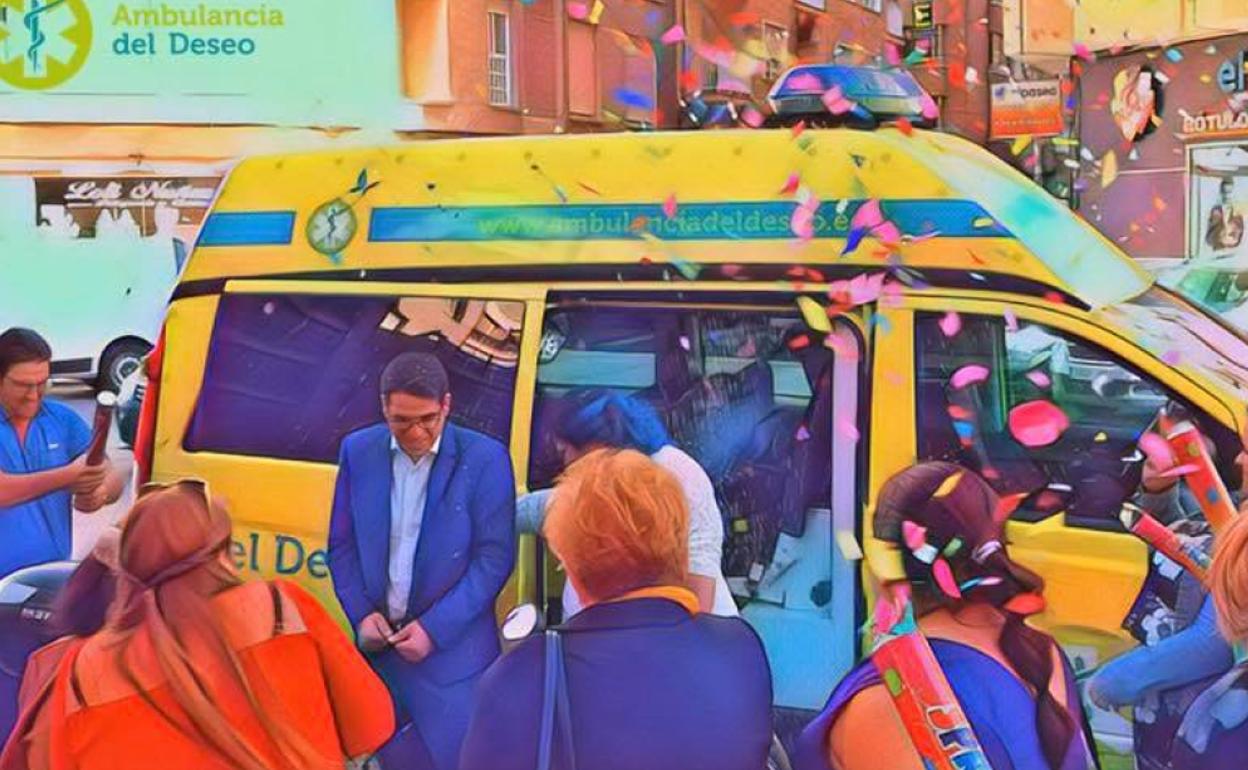Imagen de la boda de Borja a las puertas de la Ambulancia del Deseo.