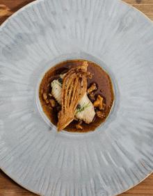 Imagen secundaria 2 - Ensalada de cebolla asada (arriba), kokotxa de atún (abajo izq.) y raya a la brasa (abajo der.).