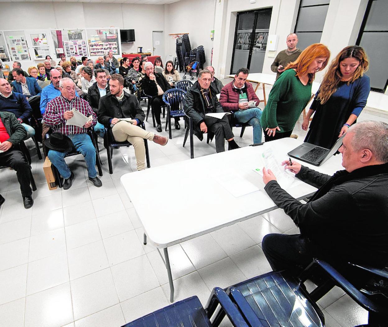 Vecinos del residencial Santa Ana, en la reunión de ayer. 