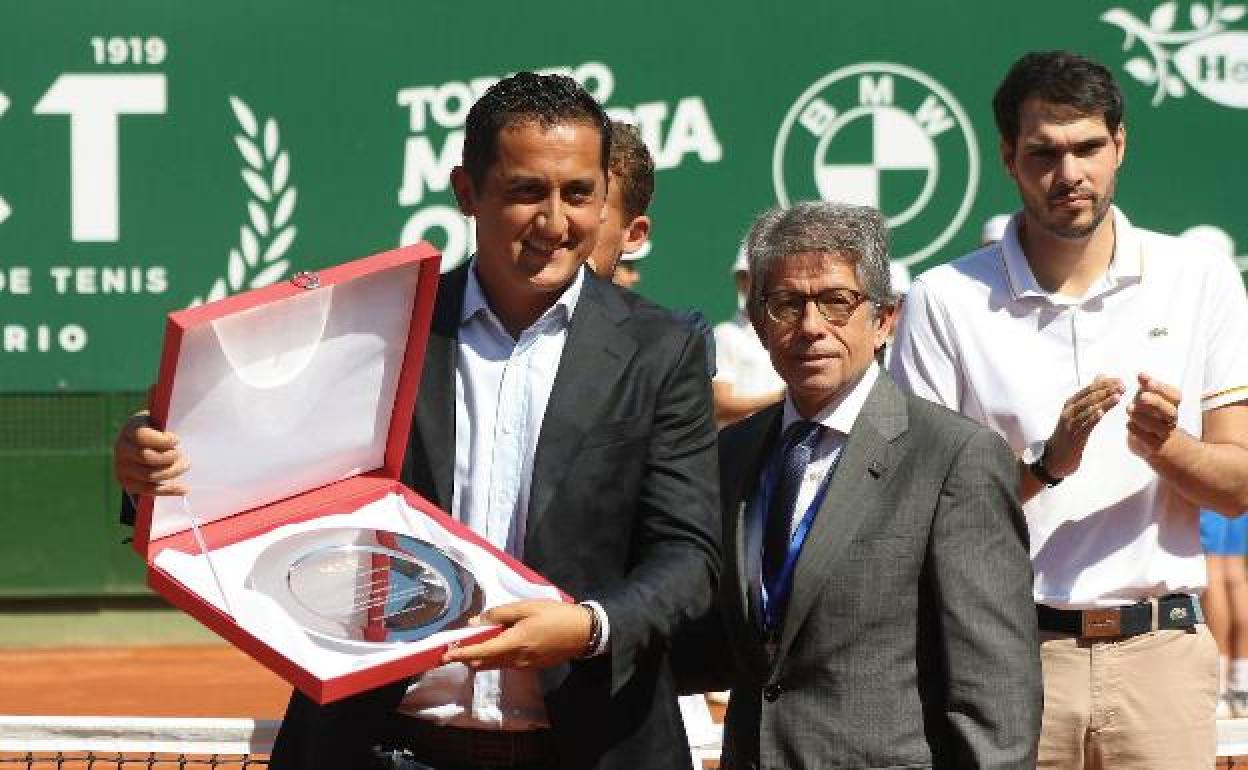 Nicolás Almagro, que jugó su último partido en el Challenger Murcia Open el pasado mes de abril, junto a Antonio Saura, presidente del Murcia Club de Tenis.