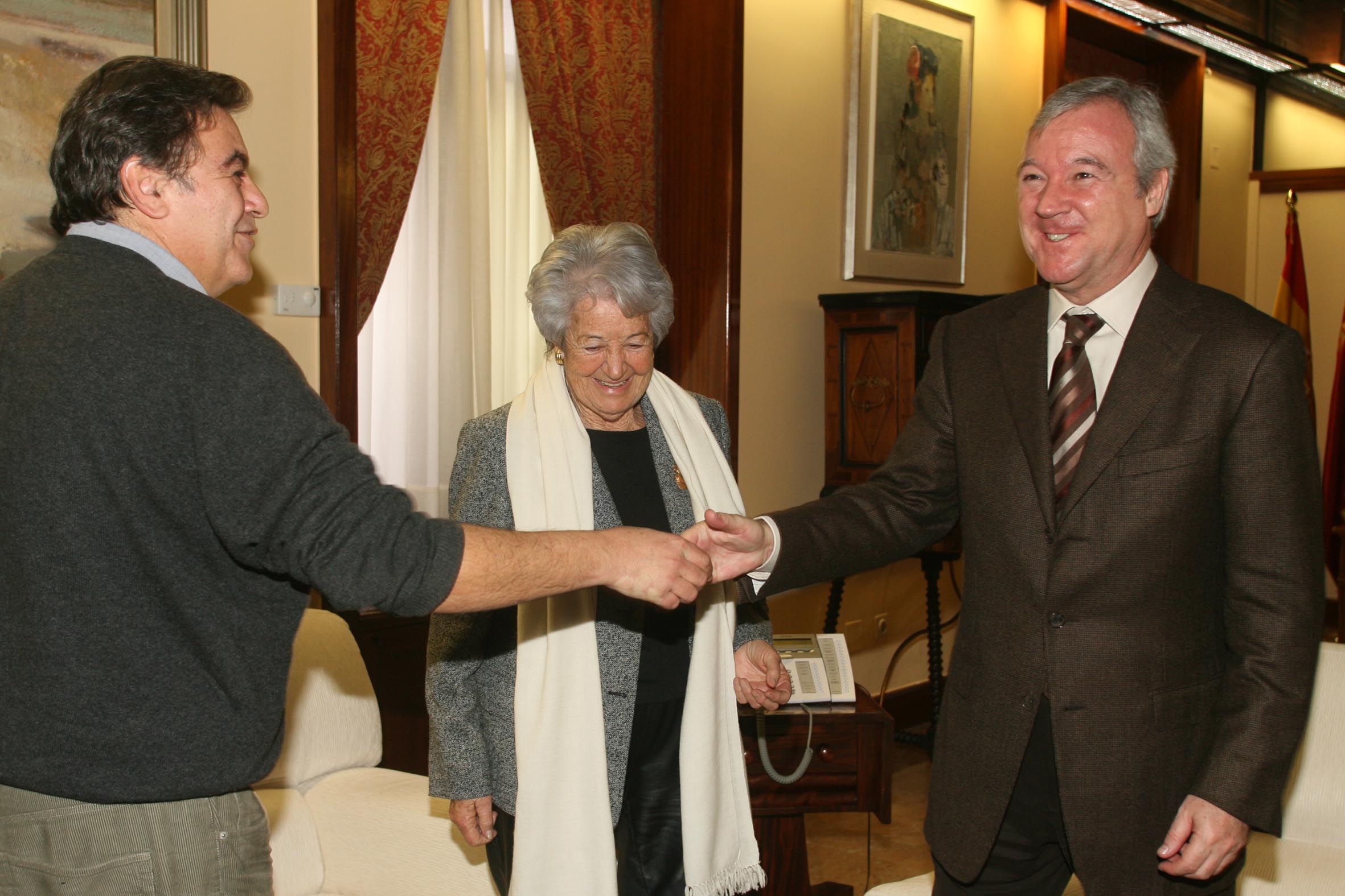 El presidente regional, Ramón Luis Valcárcel, recibe a Asunción Balaguer y su hijo Benito Rabal, quienes le anunciaron la creación de la Fundación Francisco Rabal. Fue en 2007, seis años después de la muerte del actor.