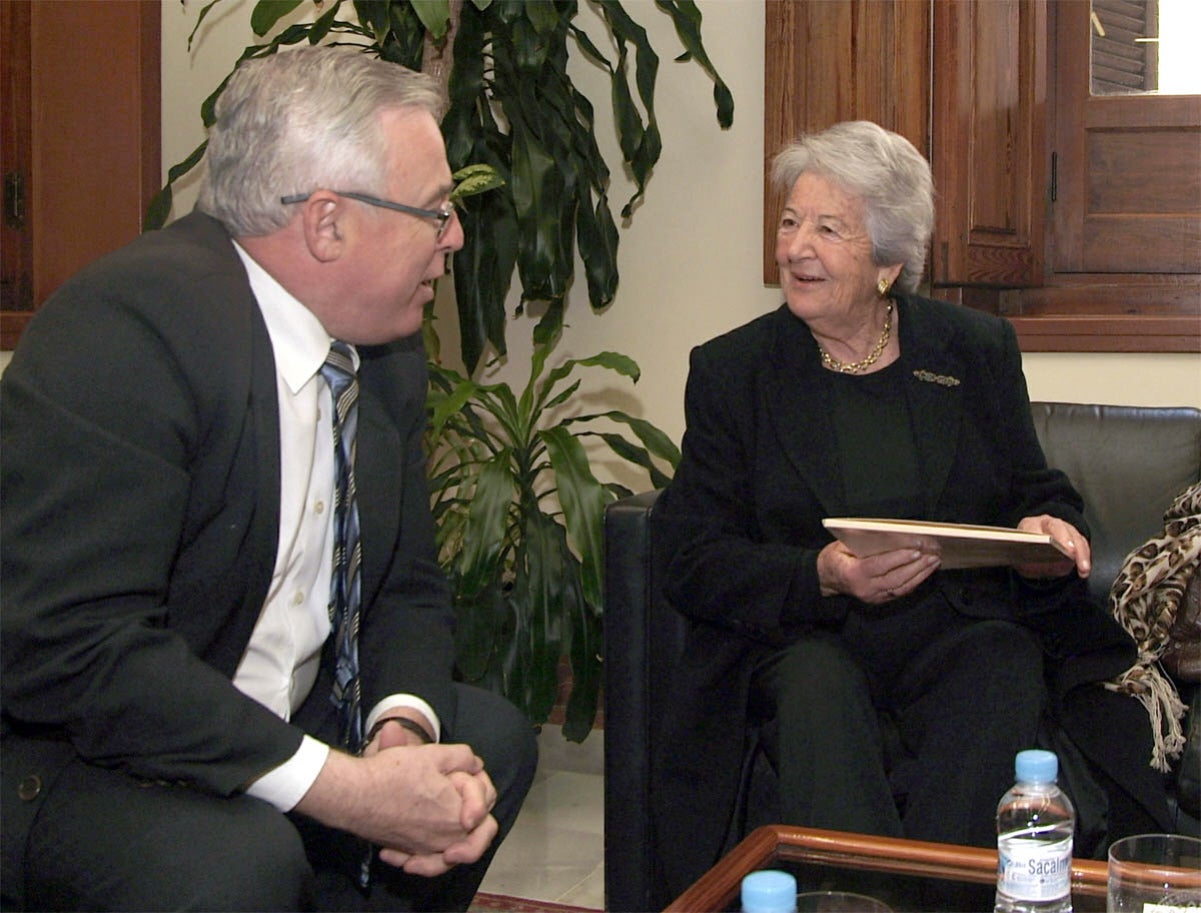 Asunción Balaguer, en 2007, reunida con el rector de la UMU entonces, José Antonio Cobacho, para anunciarle que donaría a la institución docente todos los fondos documentales de Paco Rabal.