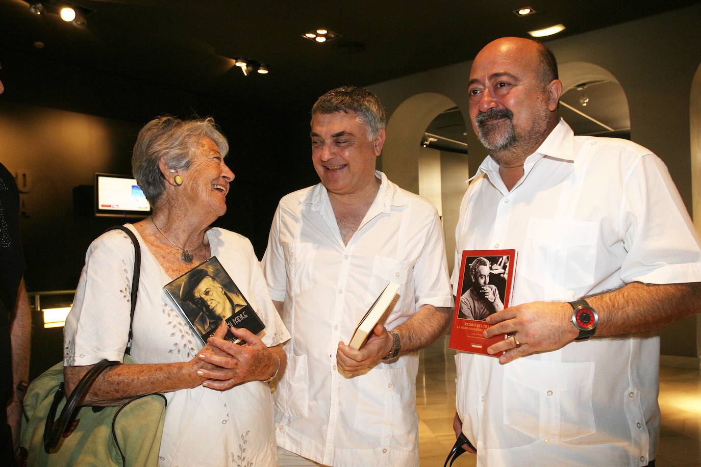 Durante el festival, también participó en un ciclo sobre cine, en el que defendió que «la cultura es lo que nos enseña a vivir y nos da paz, y además es más barata que las armas. Es en la cultura donde el hombre es hombre». En la foto, junto a Jean-Claude Seguin y Joaquín Cánovas.