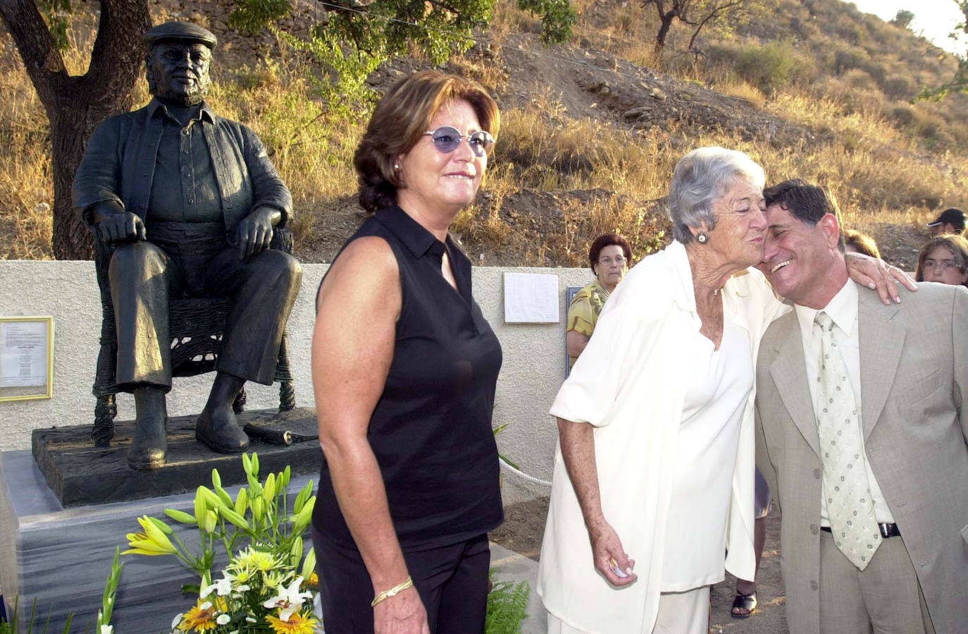 Asunción Balaguer y Teresa Rabal junto al alcalde de Águilas, Juan Ramírez, en el descubrimiento de una estatua en recuerdo del actor Paco Rabal. Fue en el primer aniversario de su fallecimiento, en 2002. 