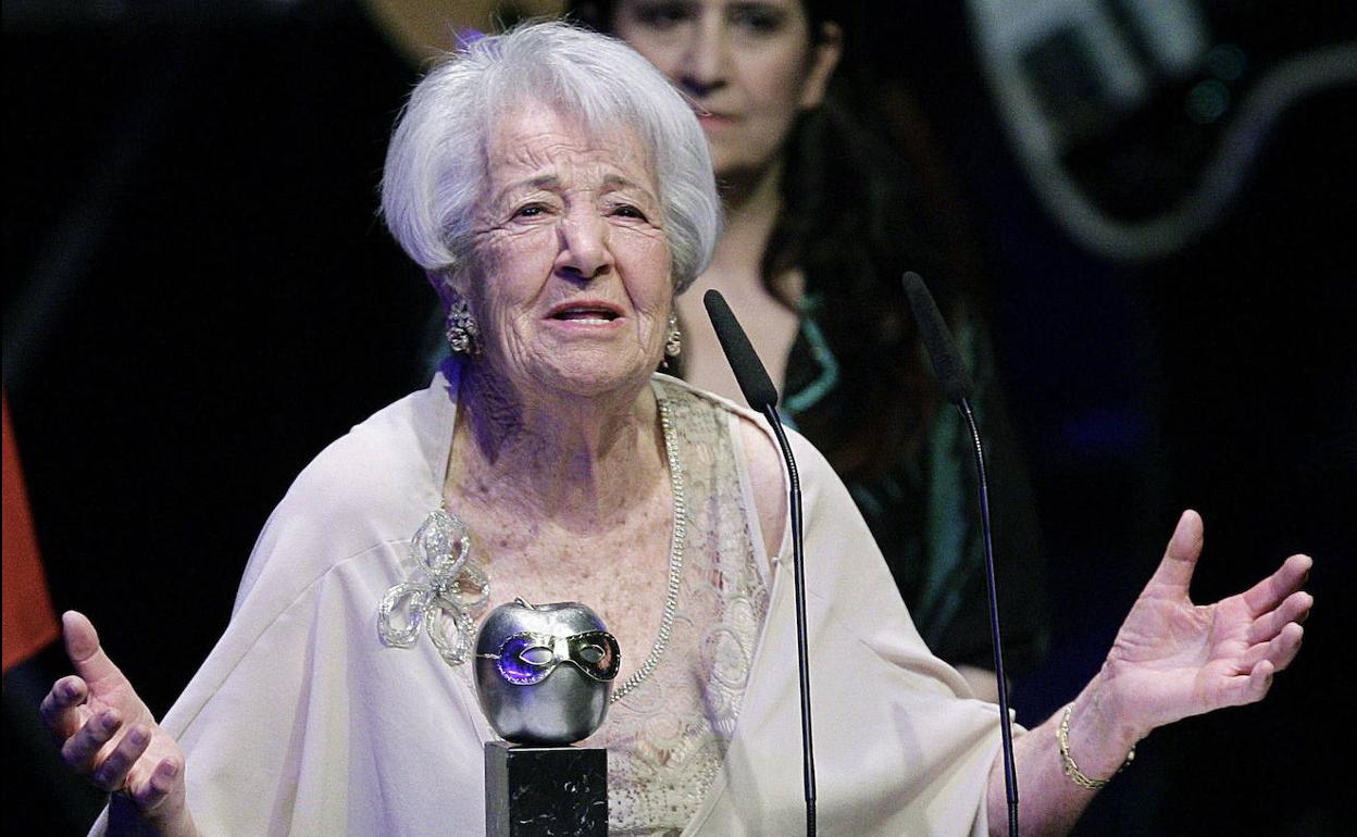 Asunción Balaguer durante la entrega de los Premios Max de teatro 2012 en los que recibió el galardón a la mejor actriz de reparto. 