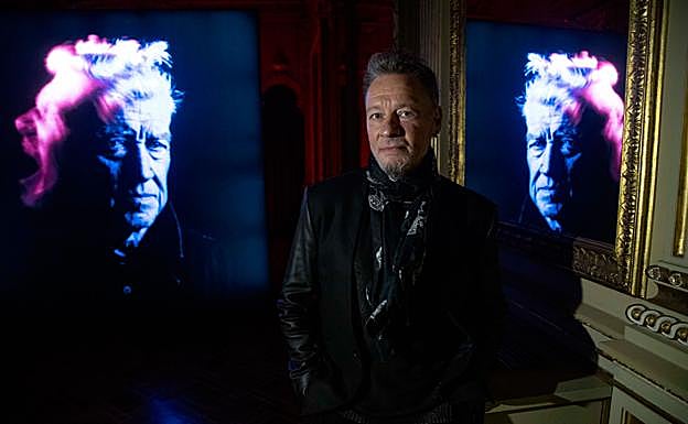 El fotógrafo norteamericano Sandro Miller, anoche, entre dos imágenes de David Lynch, en la inauguración de su exposición en el FICC. 