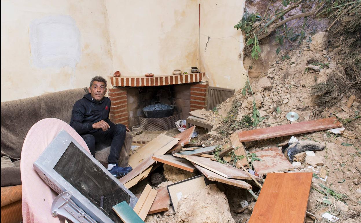 Uno de los vecinos afectados, en su casa, tras el desprendimiento.