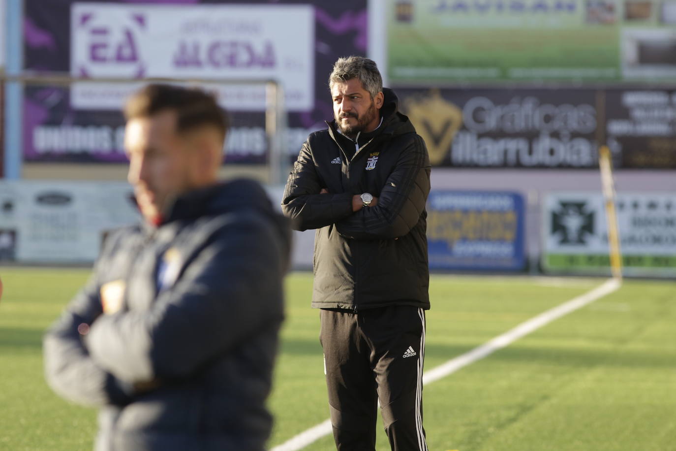 Vence con más práctica que fútbol en un campo de hierba artificial estrechísimo al conjunto manchego para distanciarse a a 4 y 6 puntos de San Fernando y Badajoz