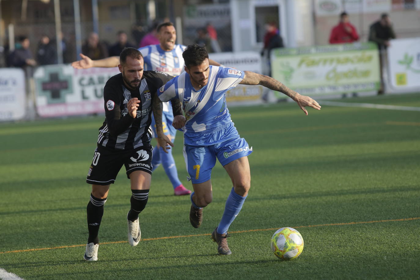 Vence con más práctica que fútbol en un campo de hierba artificial estrechísimo al conjunto manchego para distanciarse a a 4 y 6 puntos de San Fernando y Badajoz