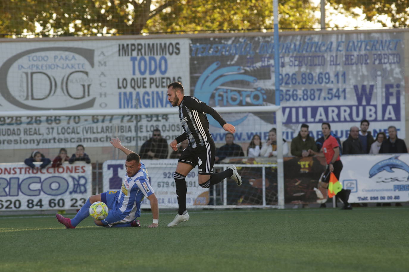 Vence con más práctica que fútbol en un campo de hierba artificial estrechísimo al conjunto manchego para distanciarse a a 4 y 6 puntos de San Fernando y Badajoz