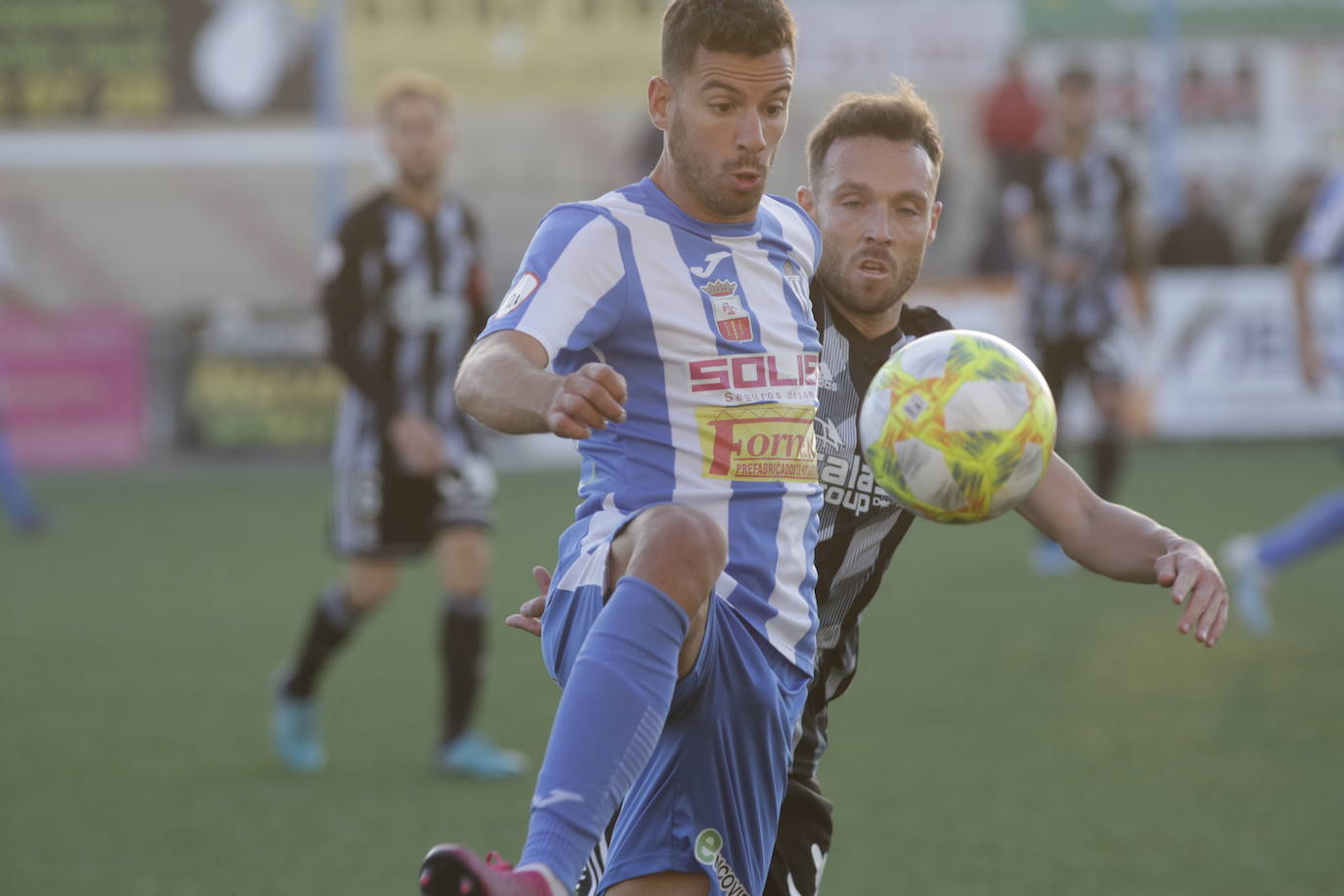 Vence con más práctica que fútbol en un campo de hierba artificial estrechísimo al conjunto manchego para distanciarse a a 4 y 6 puntos de San Fernando y Badajoz