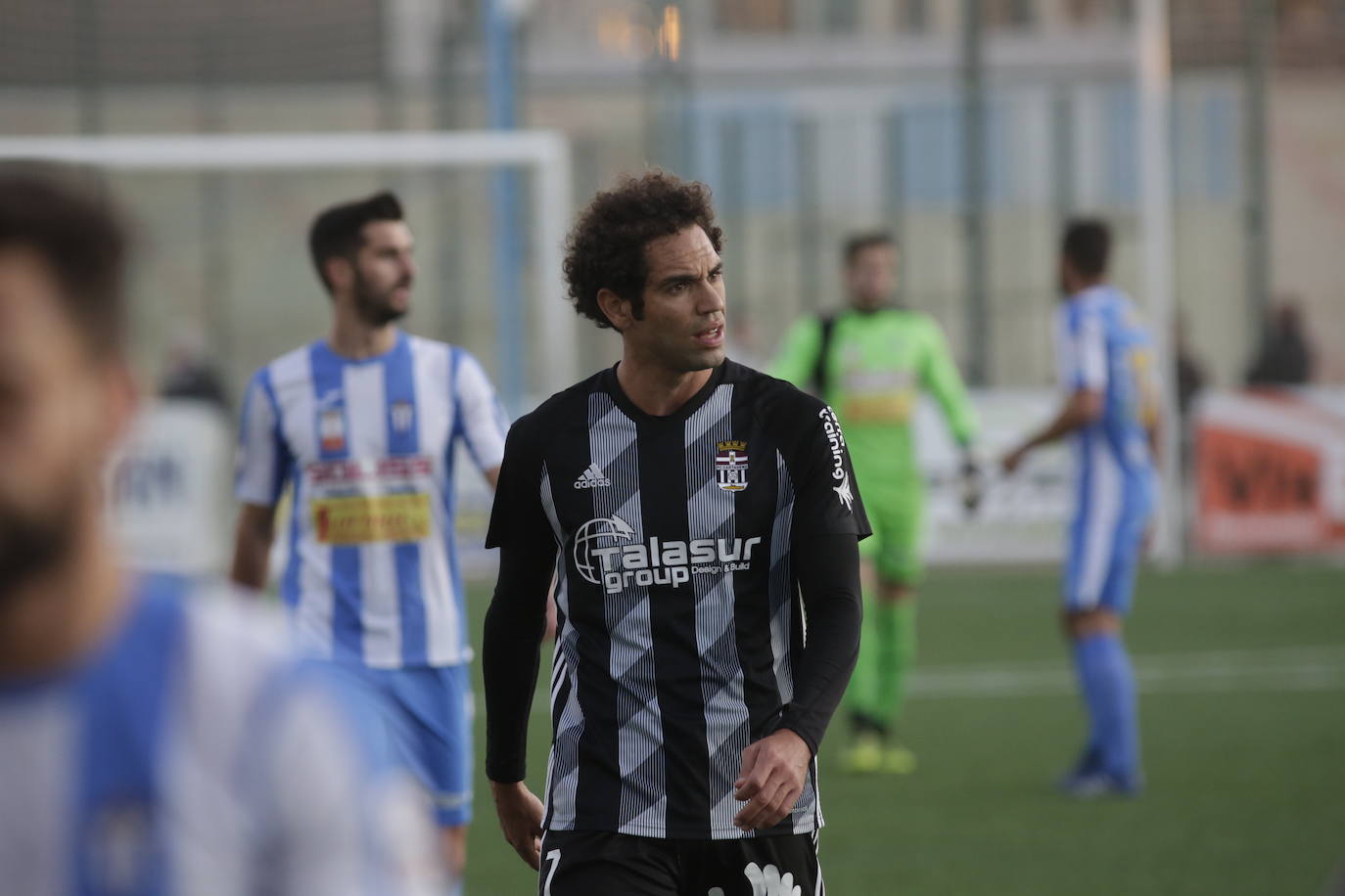 Vence con más práctica que fútbol en un campo de hierba artificial estrechísimo al conjunto manchego para distanciarse a a 4 y 6 puntos de San Fernando y Badajoz