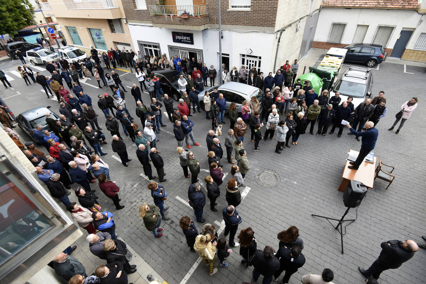 La plataforma ciudadana que reclama una bajada del gravamen de la contribución recoge otras 300 firmas de apoyo . 