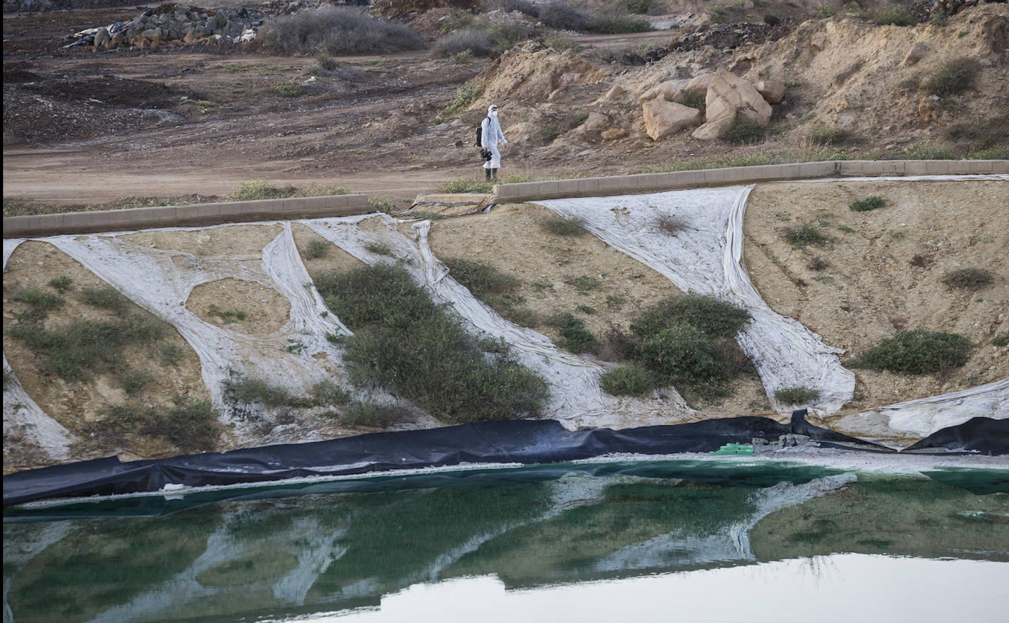 El edafólogo José Matías Peñas inspecciona los terrenos de Zinsa, en Cartagena, el pasado lunes. 