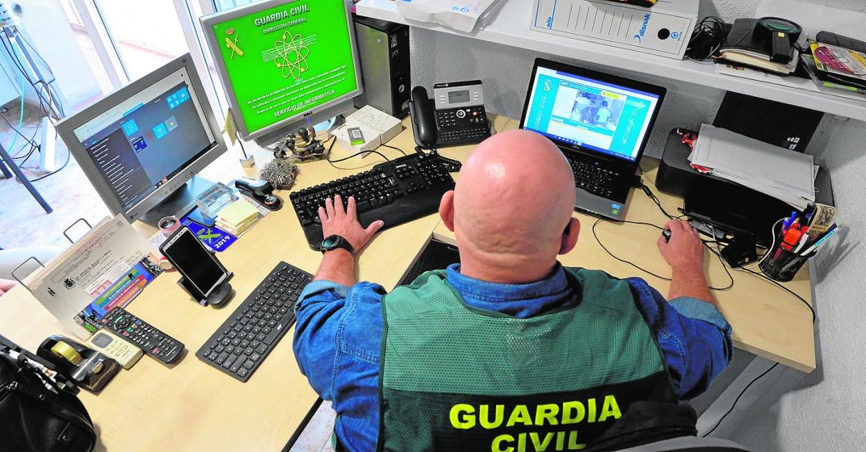 Un miembro de la Unidad de Investigación de Delitos Tecnológicos de la Guardia Civil, en la comandancia de Murcia. 