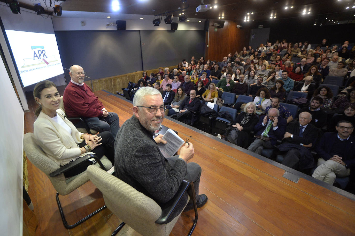 «Cervantes es el escritor cumbre de nuestras letras», asegura Juan Eslava Galán, quien, junto a la también escritora Carmen Posadas y al profesor y crítico literario de LA VERDAD, José Belmonte, participó en la mesa redonda 'Queremos tanto a Cervantes'.