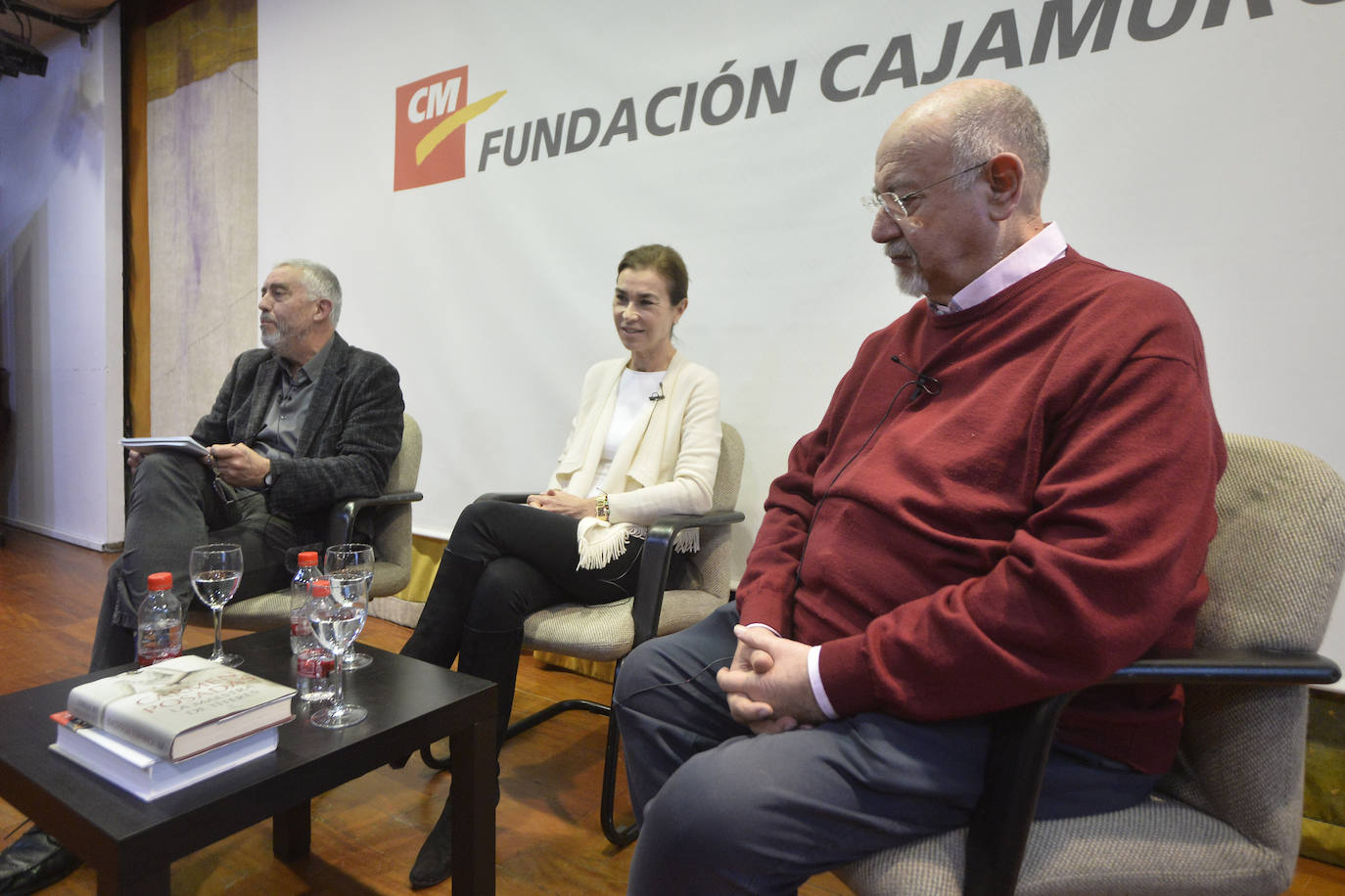 «Cervantes es el escritor cumbre de nuestras letras», asegura Juan Eslava Galán, quien, junto a la también escritora Carmen Posadas y al profesor y crítico literario de LA VERDAD, José Belmonte, participó en la mesa redonda 'Queremos tanto a Cervantes'.