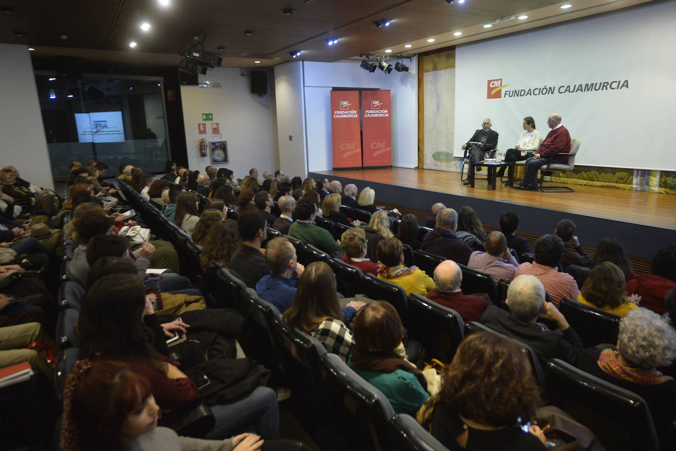 «Cervantes es el escritor cumbre de nuestras letras», asegura Juan Eslava Galán, quien, junto a la también escritora Carmen Posadas y al profesor y crítico literario de LA VERDAD, José Belmonte, participó en la mesa redonda 'Queremos tanto a Cervantes'.