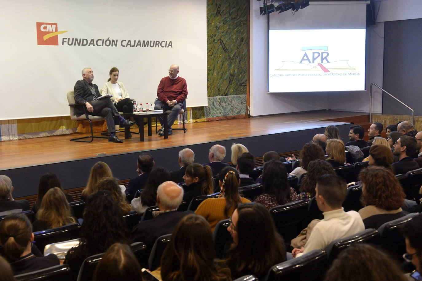 «Cervantes es el escritor cumbre de nuestras letras», asegura Juan Eslava Galán, quien, junto a la también escritora Carmen Posadas y al profesor y crítico literario de LA VERDAD, José Belmonte, participó en la mesa redonda 'Queremos tanto a Cervantes'.