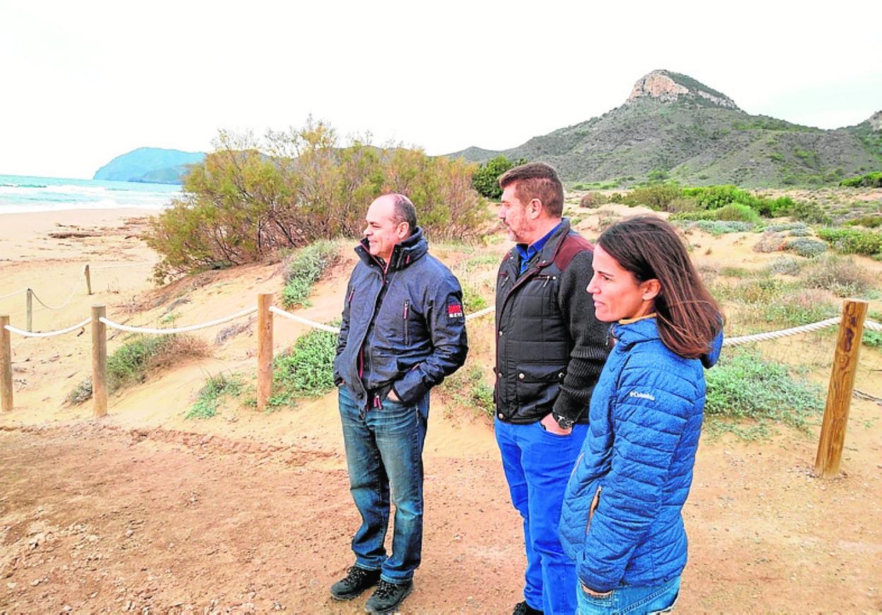 El director general del Medio Natural, junto a dos técnicos, en Calblanque. 