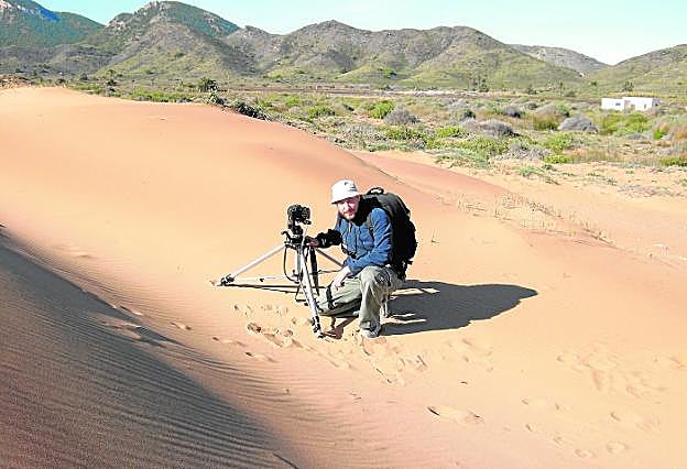 Fernando Tomás García trabajando en plena naturaleza. 