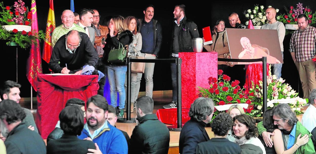 Los aguileños hacen cola para firmar en el libro de condolencias instalado junto al catafalco con las cenizas de la actriz. 