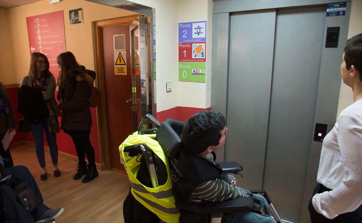 Un joven en silla de ruedas espera el ascensor en el edificio de La Milagrosa, en una imagen de archivo. 