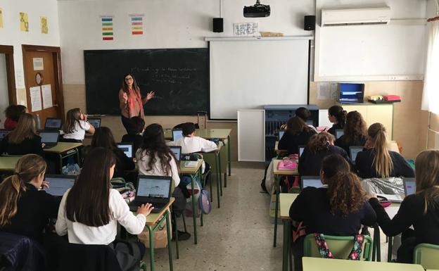 Alumnos en una de las aulas de la cooperativa de Alcantarilla.