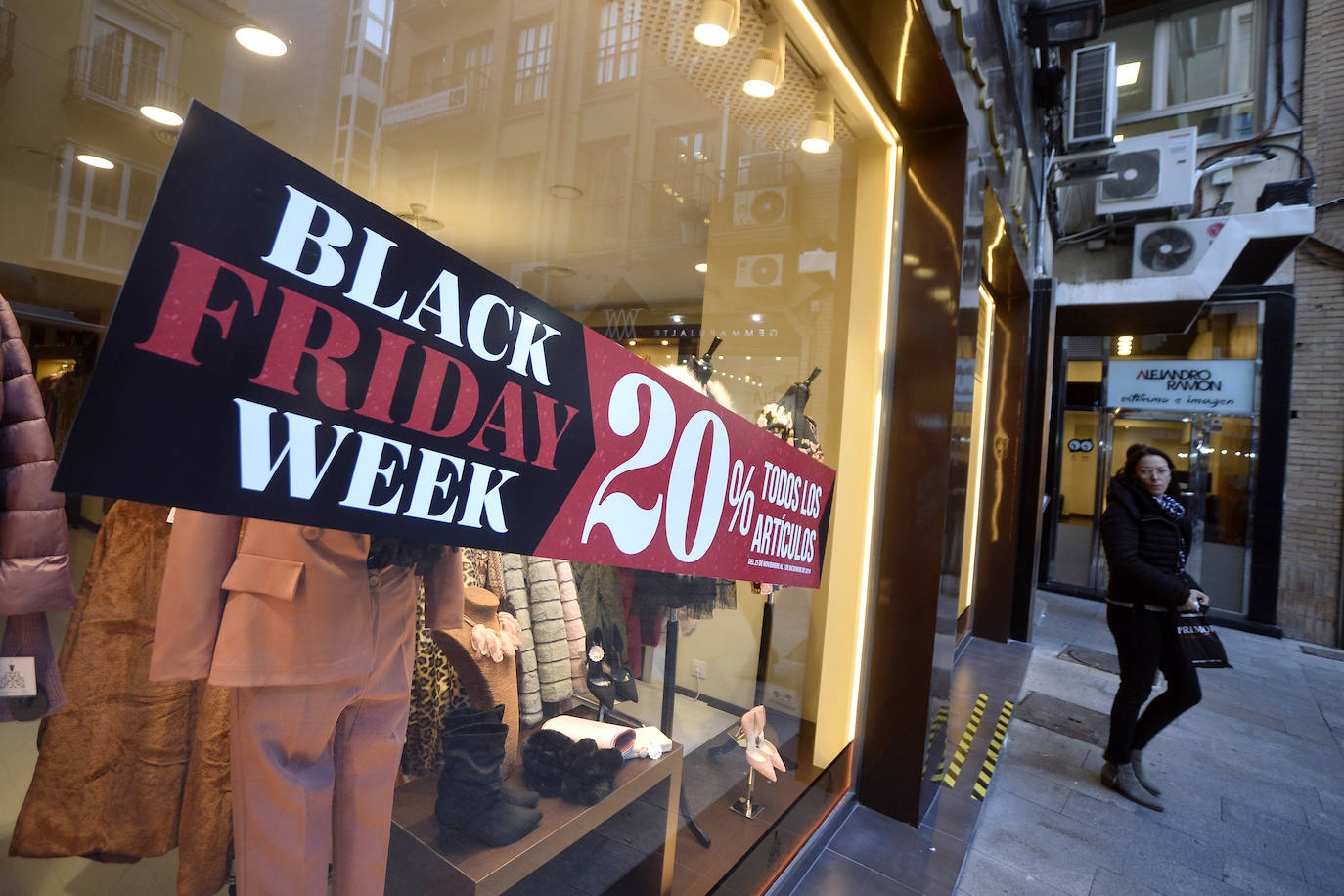 Representantes de asociaciones, de la federación de comerciantes y el concejal Juan Fernando Hernández, tras la presentación de la campaña.