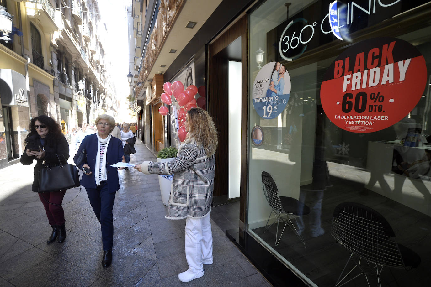 Representantes de asociaciones, de la federación de comerciantes y el concejal Juan Fernando Hernández, tras la presentación de la campaña.