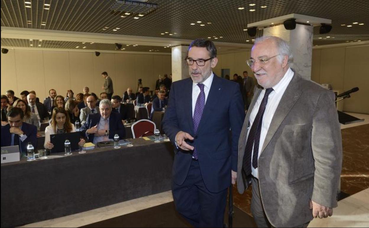 El delegado del Gobierno, Francisco Jiménez, junto al director general de Tráfico, Pere Navarro, al inicio de la convención, este miércoles.